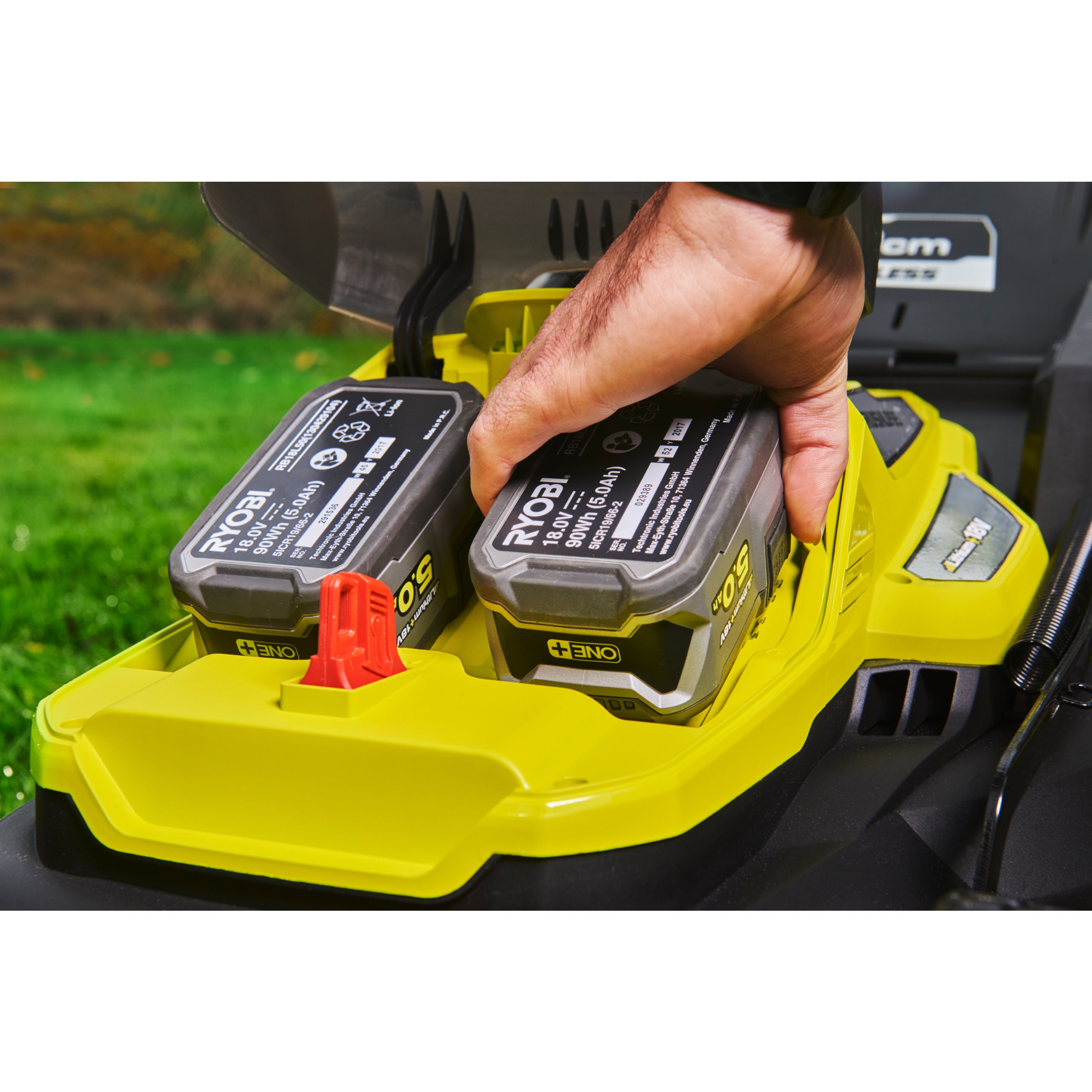 RYOBI Tondeuse 18V ONE+ Brushless 37cm - Avec 2 Batteries 4.0Ah - Parfaite Pour Jardin Familial